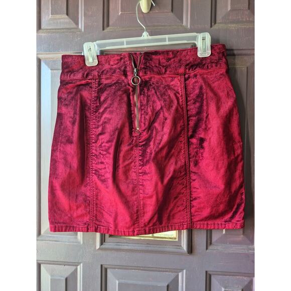 Free People burgundy velvet mini skirt with stretch womens size 30 or size 8 - Picture 2 of 4